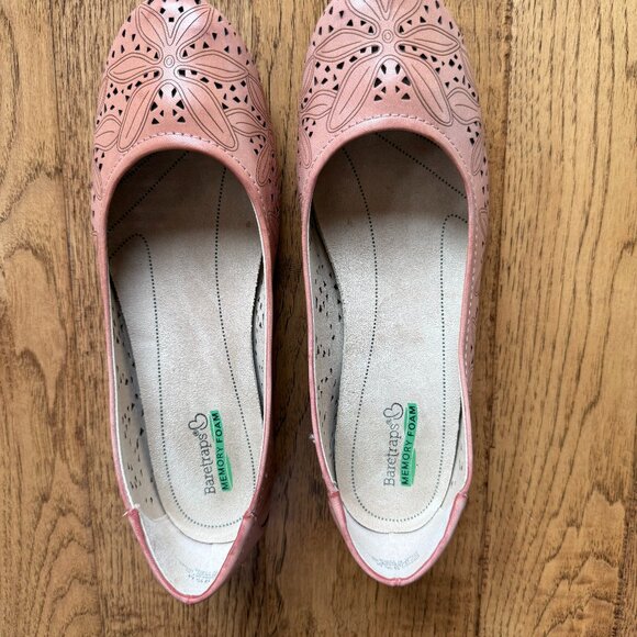 Baretraps Mariah flats, light coral with a laser-cut floral, women's size 9.5 - Picture 1 of 7